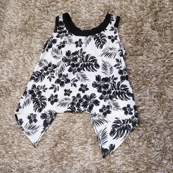 NWOT bongo black and white tropical patterned top - Picture 8 of 8